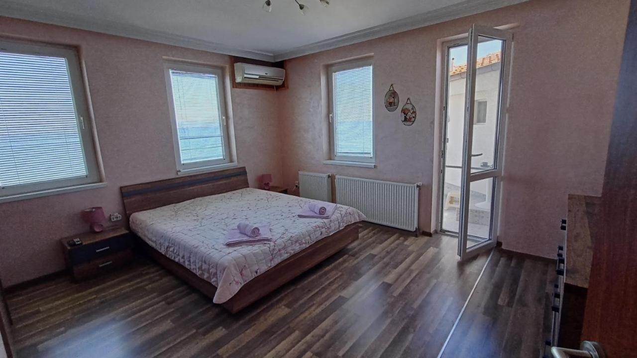 Nikolovi Home Apartments Поморие Экстерьер фото